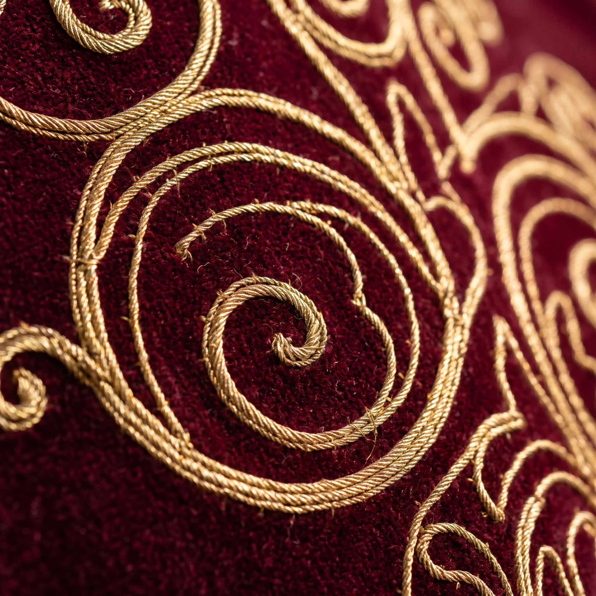 Gros plan broderie fetla au fil d’or sur veste traditionnelle algerienne