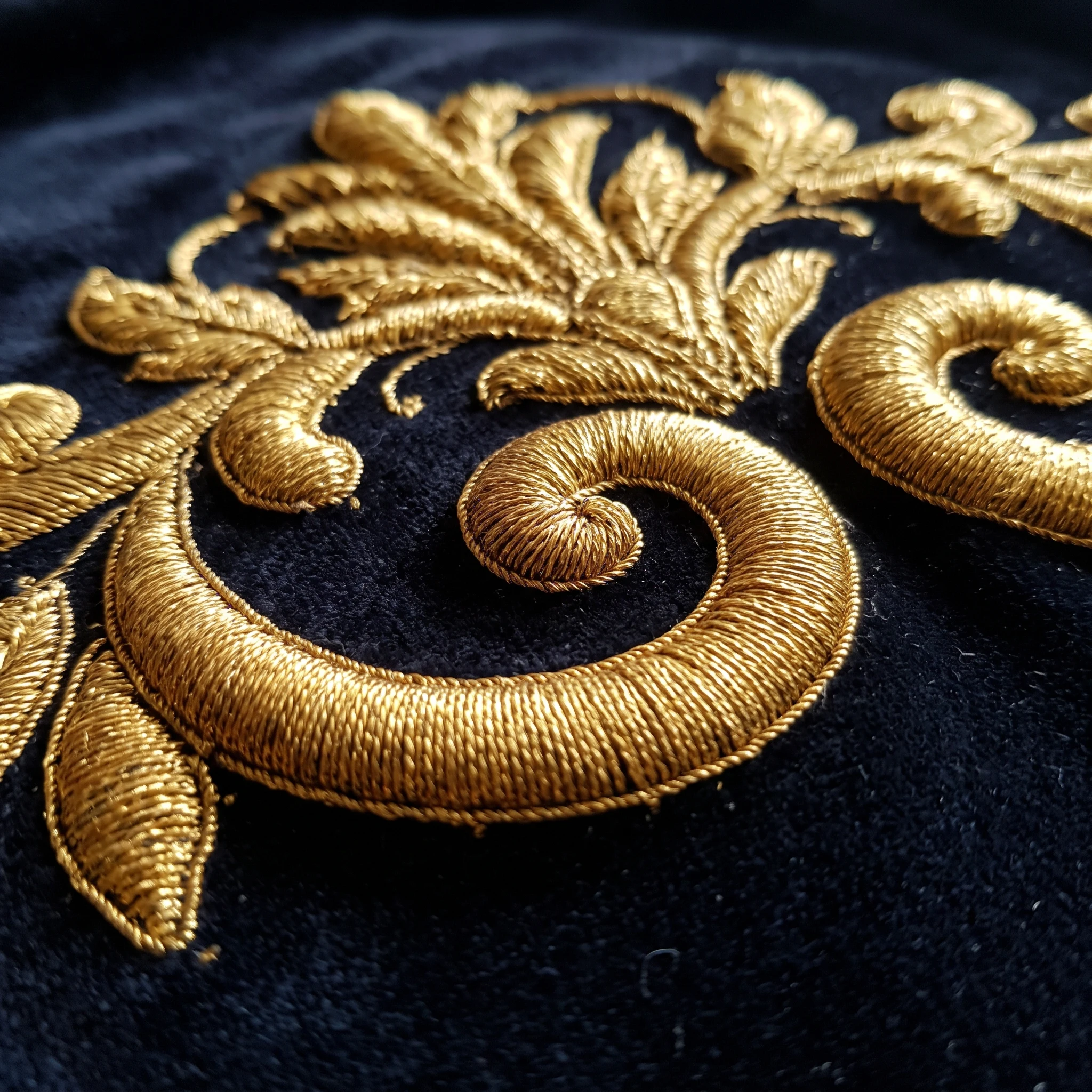 Details du relief sculptural de la broderie mejboud algerienne sur velours constantinois
